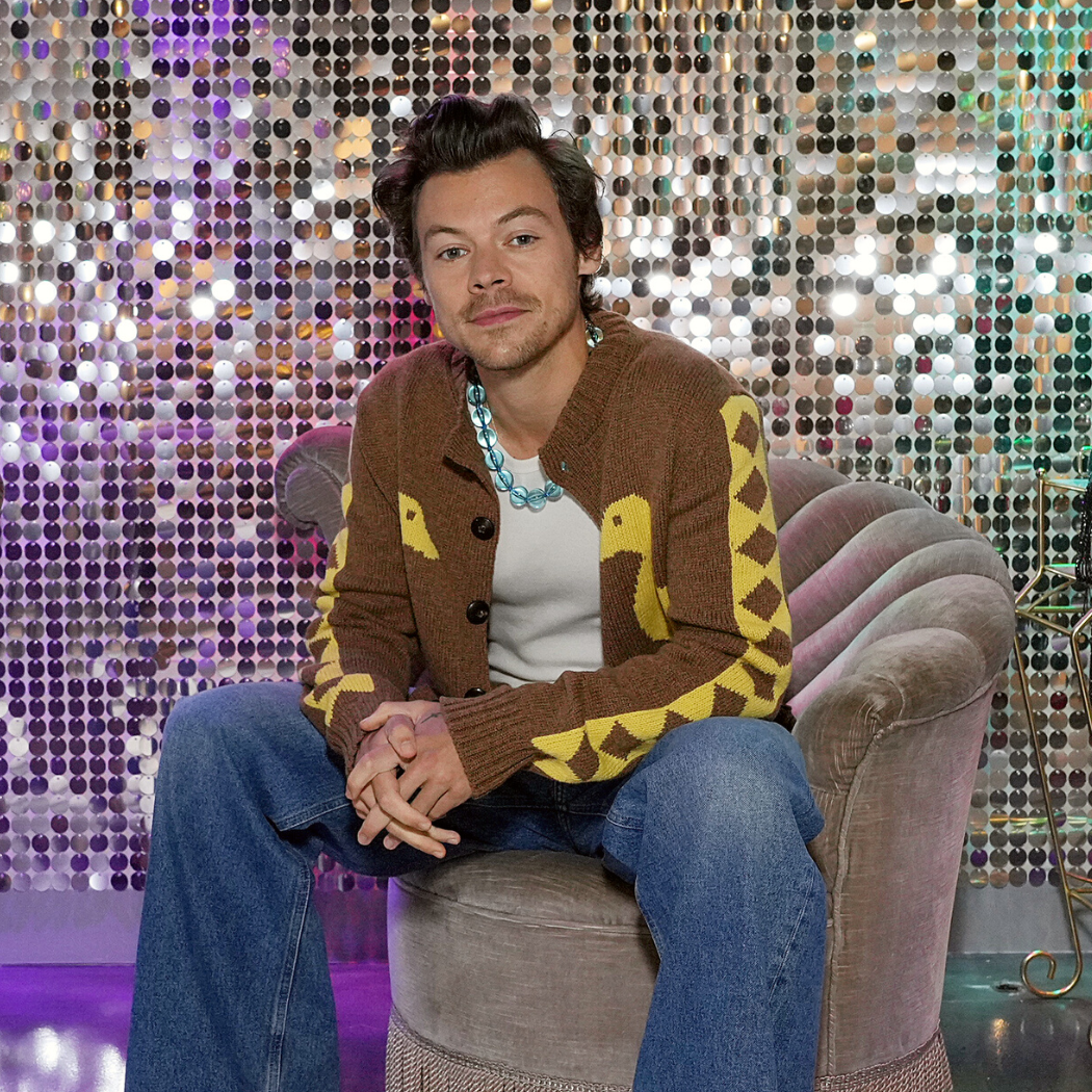 Kardigan à la Harry Styles – gdzie kupić podobne swetry i jak je nosić? Oto prawdziwe perełki